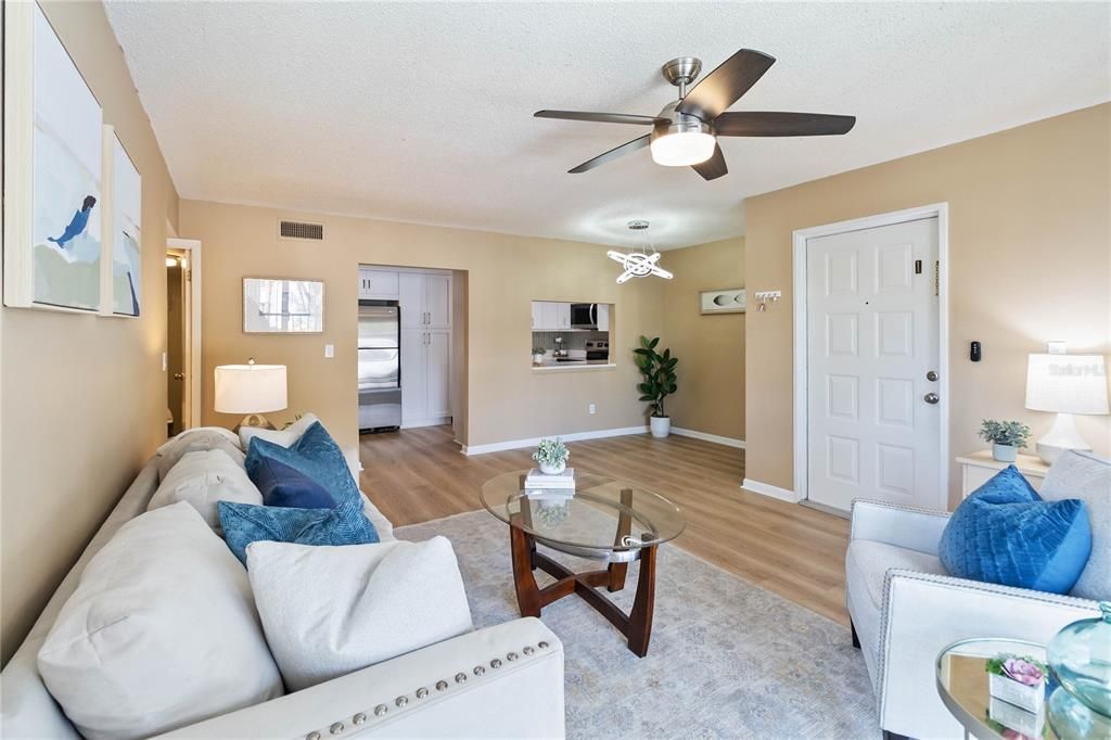 合同活跃: $195,000 (2 贝兹, 2 浴室, 1111 平方英尺)