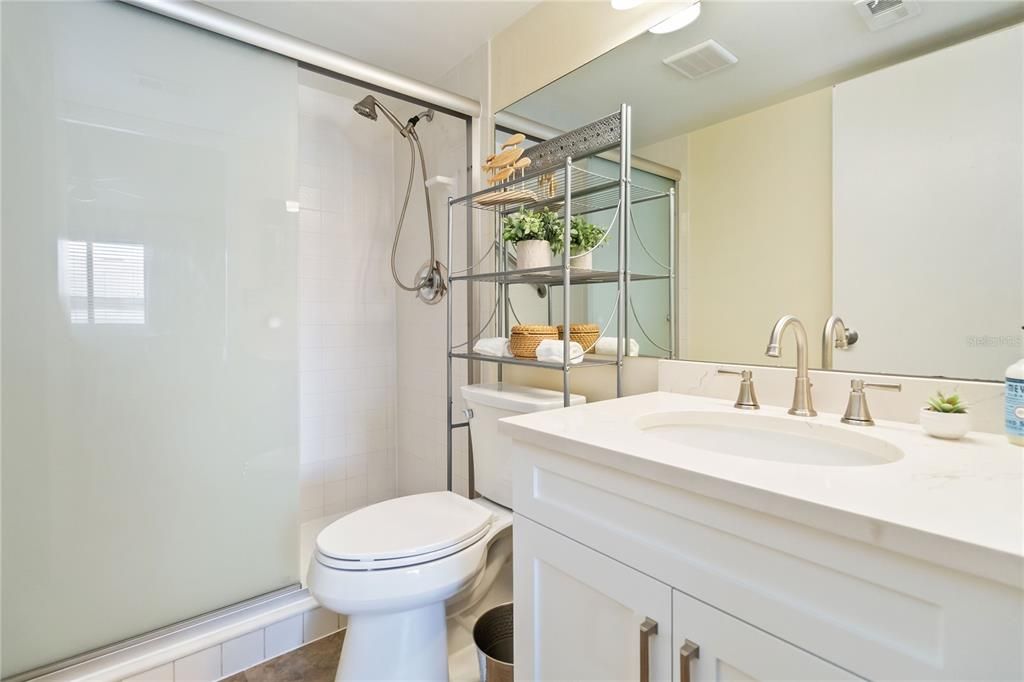 合同活跃: $195,000 (2 贝兹, 2 浴室, 1111 平方英尺)