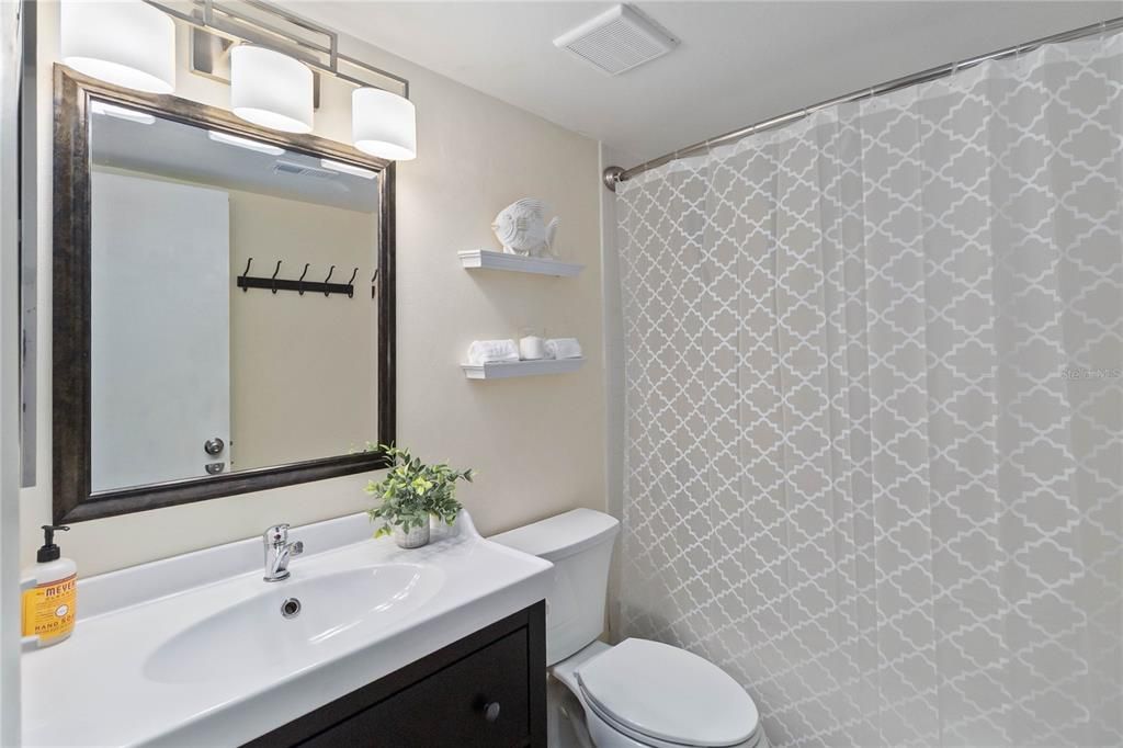 合同活跃: $195,000 (2 贝兹, 2 浴室, 1111 平方英尺)