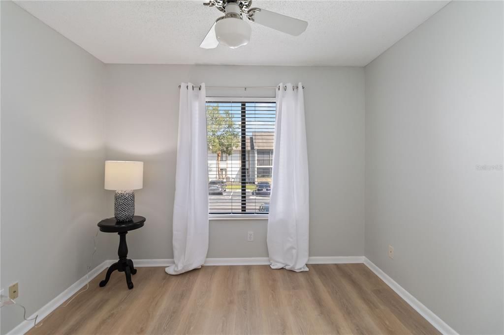 合同活跃: $195,000 (2 贝兹, 2 浴室, 1111 平方英尺)