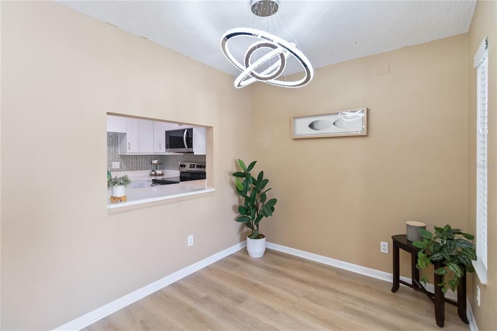 合同活跃: $195,000 (2 贝兹, 2 浴室, 1111 平方英尺)