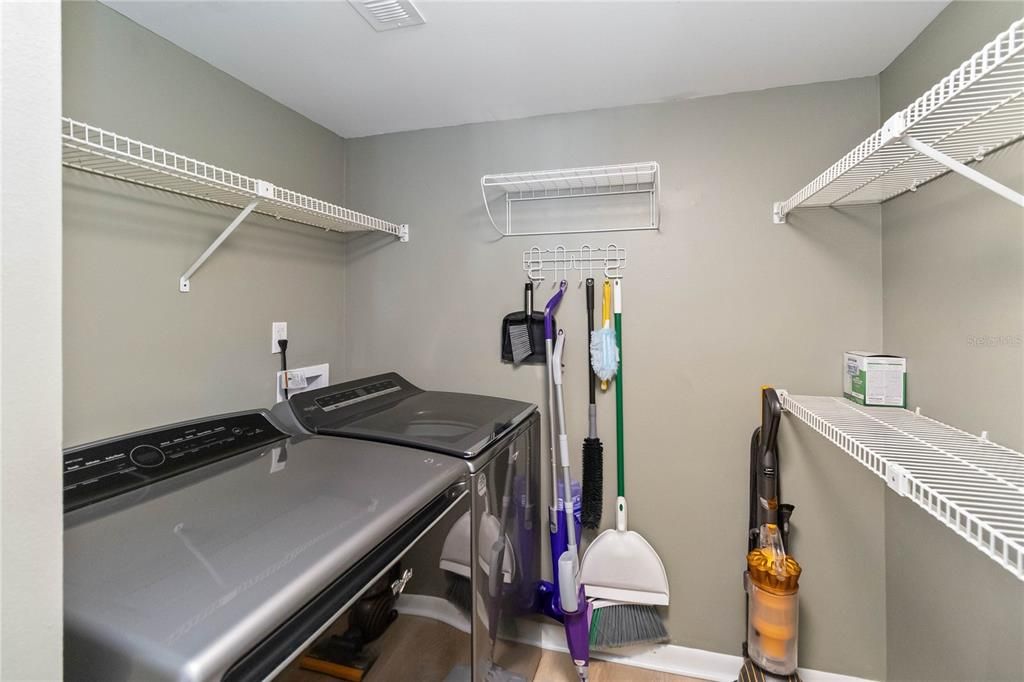 合同活跃: $195,000 (2 贝兹, 2 浴室, 1111 平方英尺)