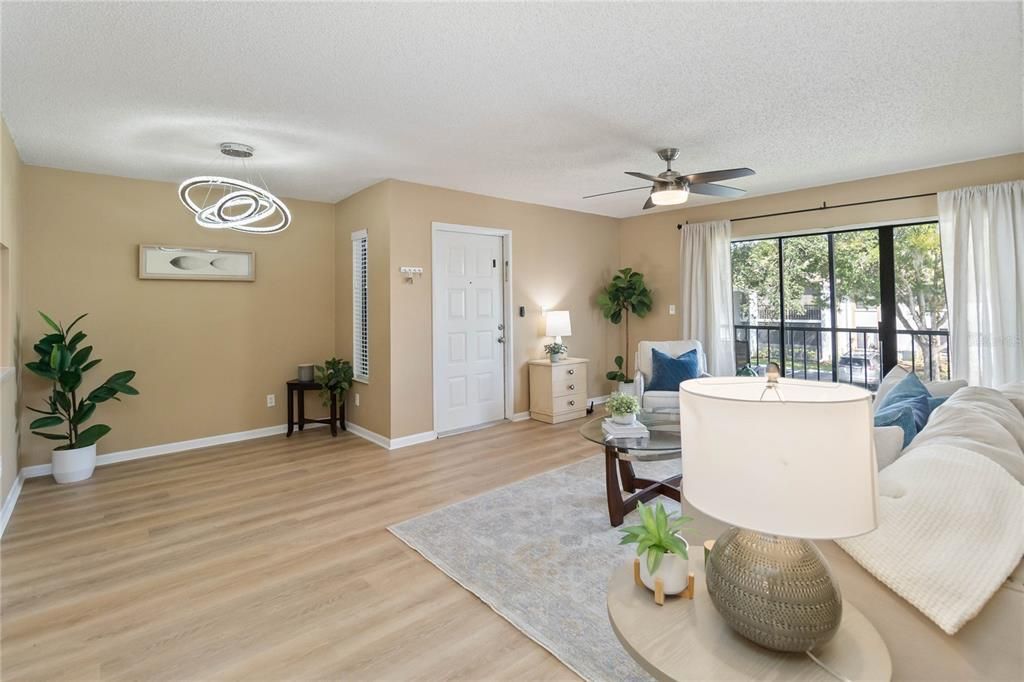 合同活跃: $195,000 (2 贝兹, 2 浴室, 1111 平方英尺)