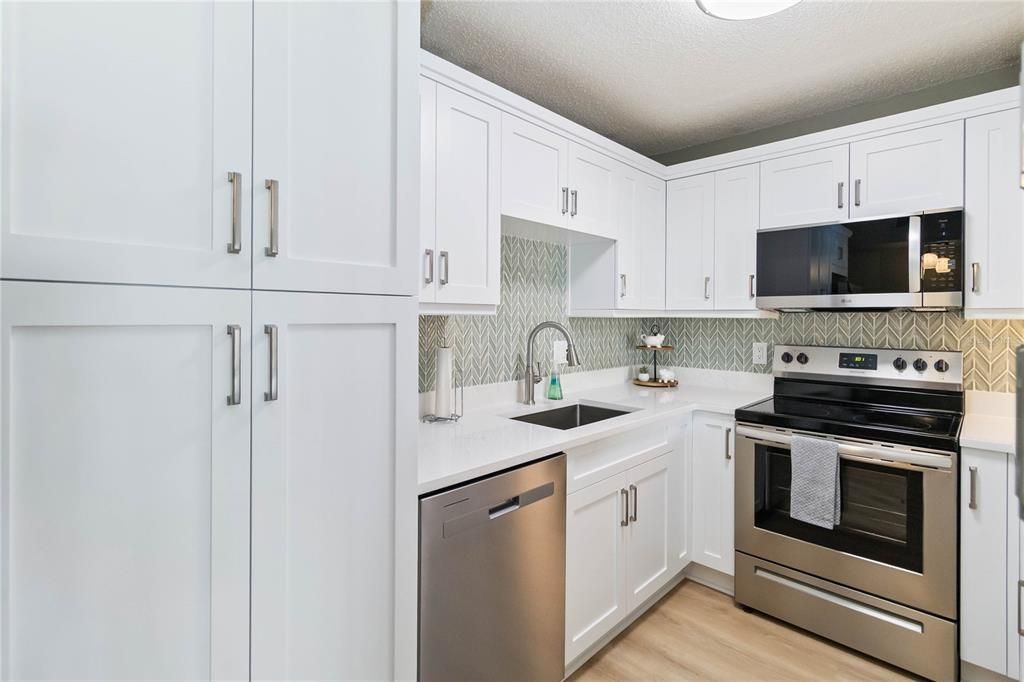 合同活跃: $195,000 (2 贝兹, 2 浴室, 1111 平方英尺)