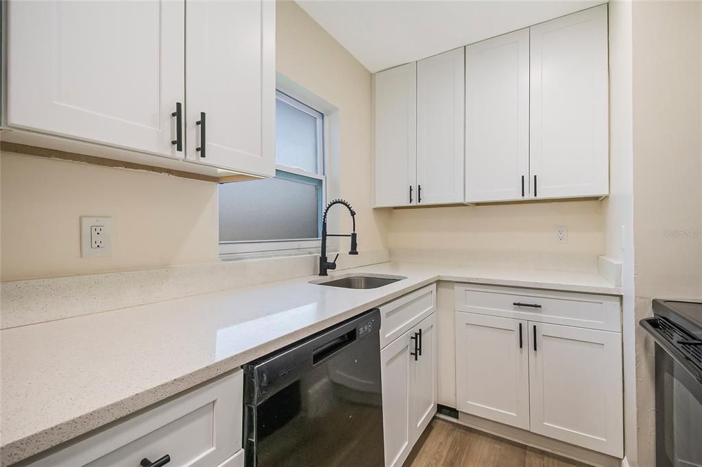 合同活跃: $285,000 (3 贝兹, 2 浴室, 1087 平方英尺)