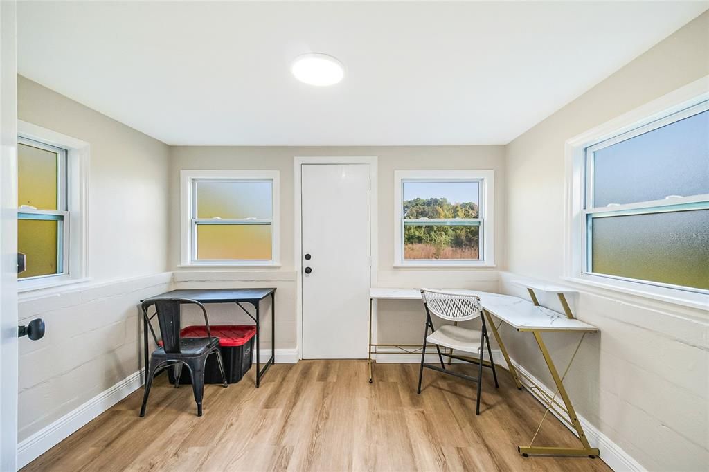 合同活跃: $285,000 (3 贝兹, 2 浴室, 1087 平方英尺)