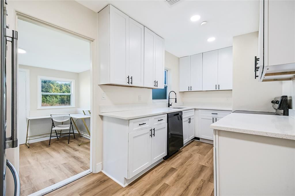 合同活跃: $285,000 (3 贝兹, 2 浴室, 1087 平方英尺)