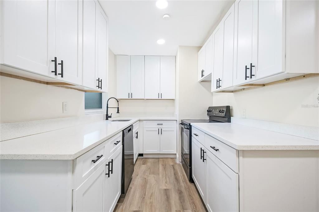 合同活跃: $285,000 (3 贝兹, 2 浴室, 1087 平方英尺)