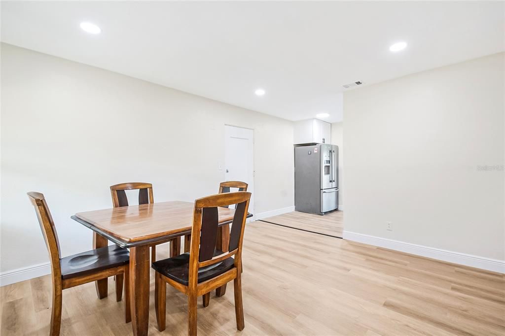 合同活跃: $285,000 (3 贝兹, 2 浴室, 1087 平方英尺)