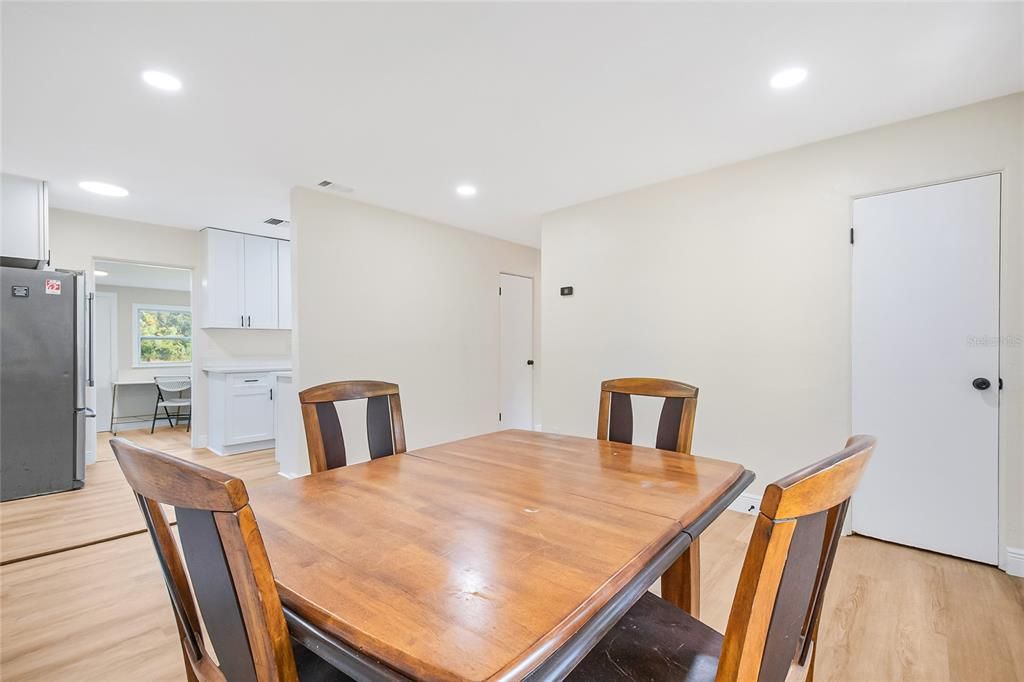 合同活跃: $285,000 (3 贝兹, 2 浴室, 1087 平方英尺)