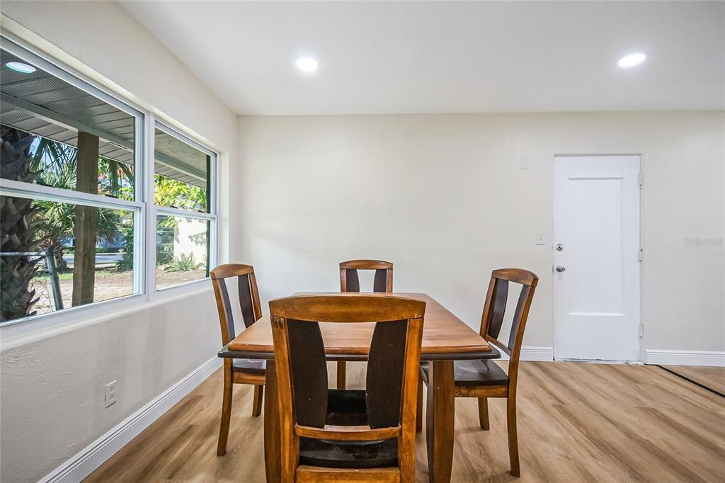 合同活跃: $285,000 (3 贝兹, 2 浴室, 1087 平方英尺)