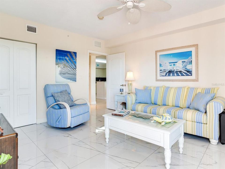 待售: $329,900 (2 贝兹, 2 浴室, 1283 平方英尺)