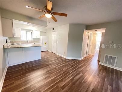 Active With Contract: $1,400 (2 beds, 2 baths, 756 Square Feet)
