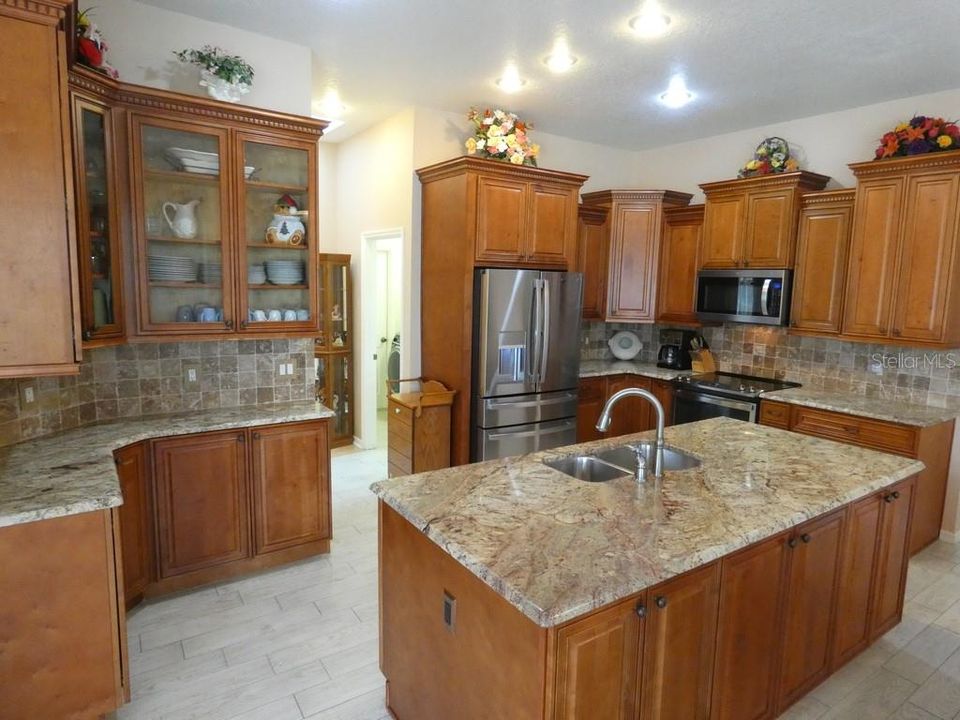 合同活跃: $459,900 (4 贝兹, 3 浴室, 2191 平方英尺)