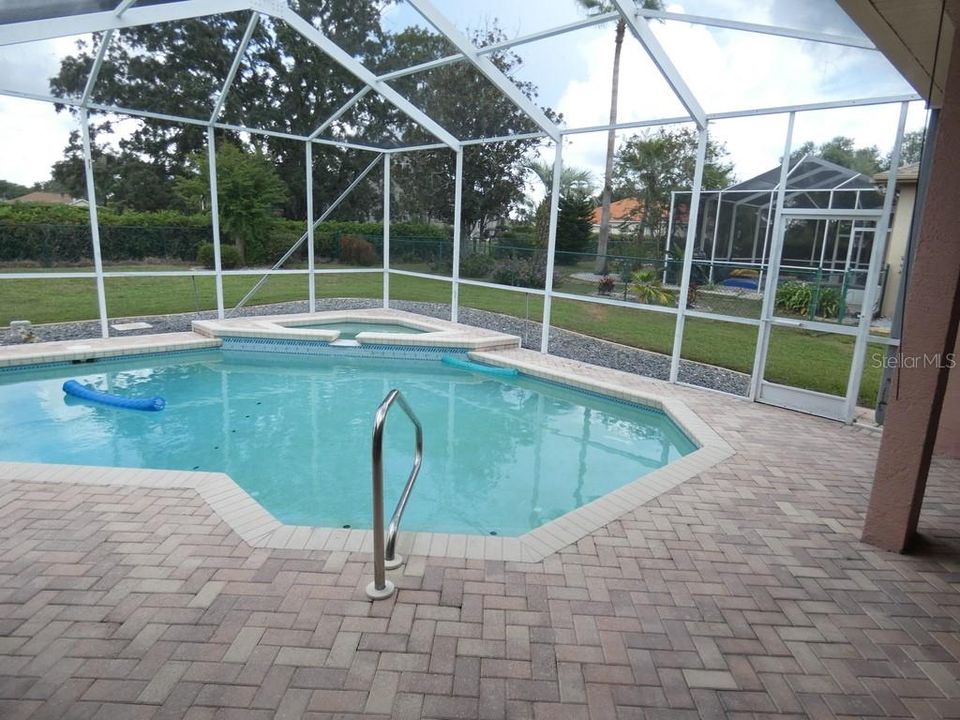 合同活跃: $459,900 (4 贝兹, 3 浴室, 2191 平方英尺)