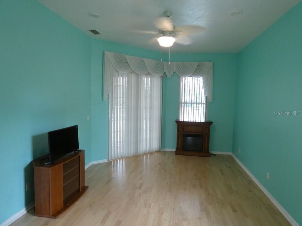 合同活跃: $459,900 (4 贝兹, 3 浴室, 2191 平方英尺)