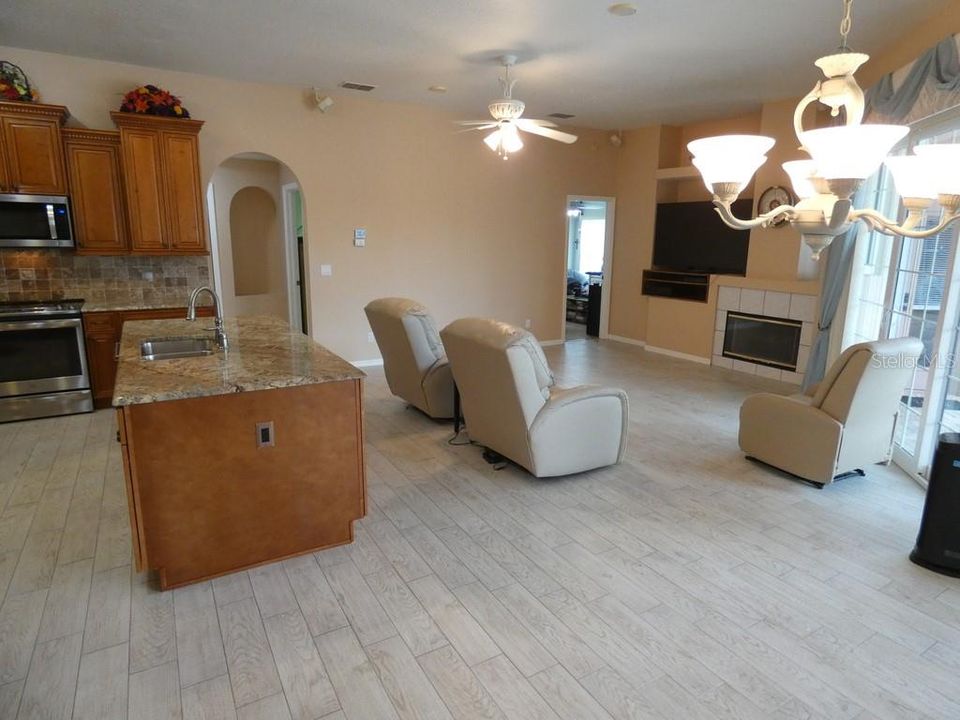 合同活跃: $459,900 (4 贝兹, 3 浴室, 2191 平方英尺)