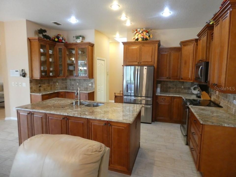 合同活跃: $459,900 (4 贝兹, 3 浴室, 2191 平方英尺)