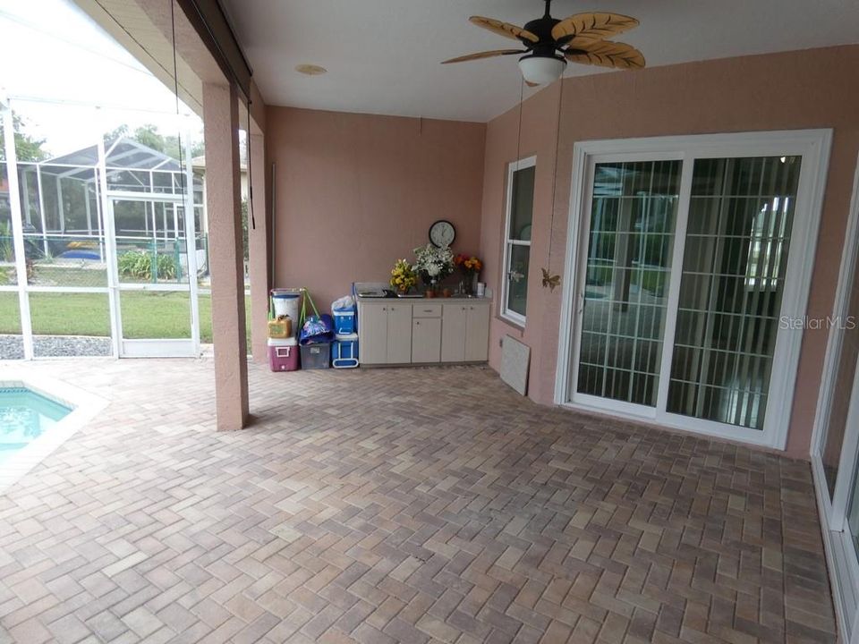 合同活跃: $459,900 (4 贝兹, 3 浴室, 2191 平方英尺)