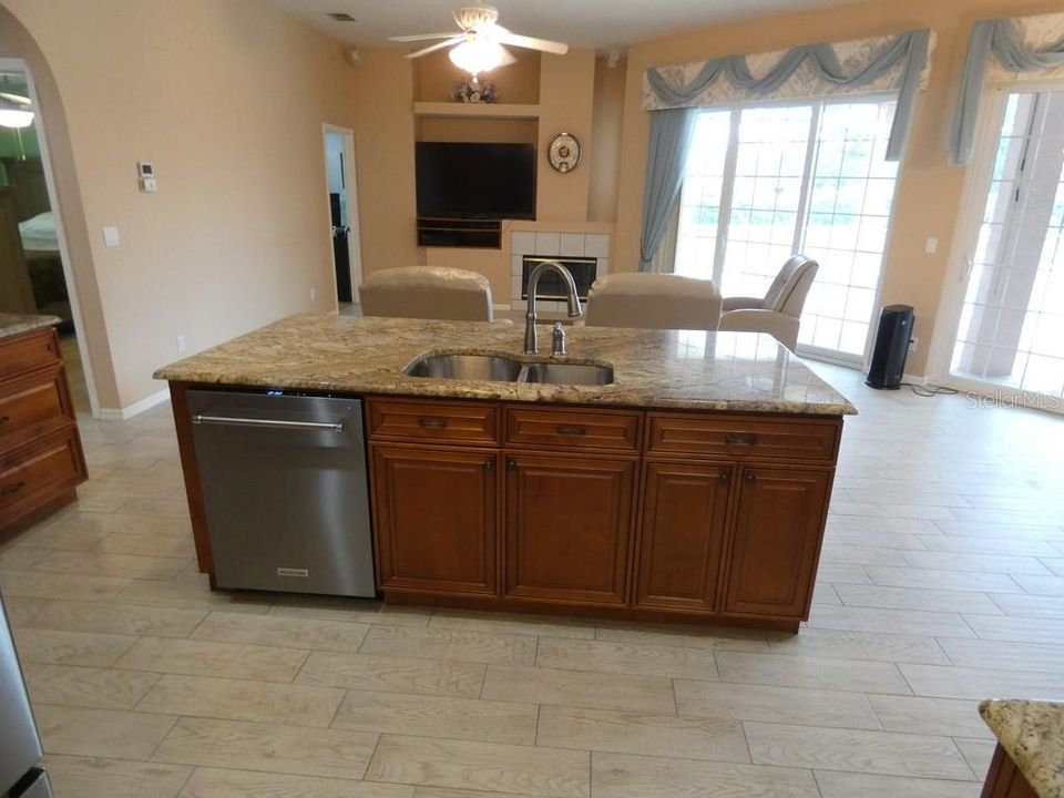 合同活跃: $459,900 (4 贝兹, 3 浴室, 2191 平方英尺)