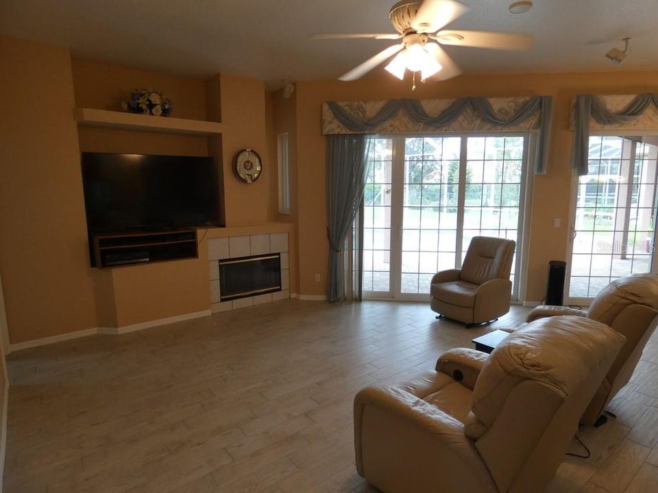 合同活跃: $459,900 (4 贝兹, 3 浴室, 2191 平方英尺)