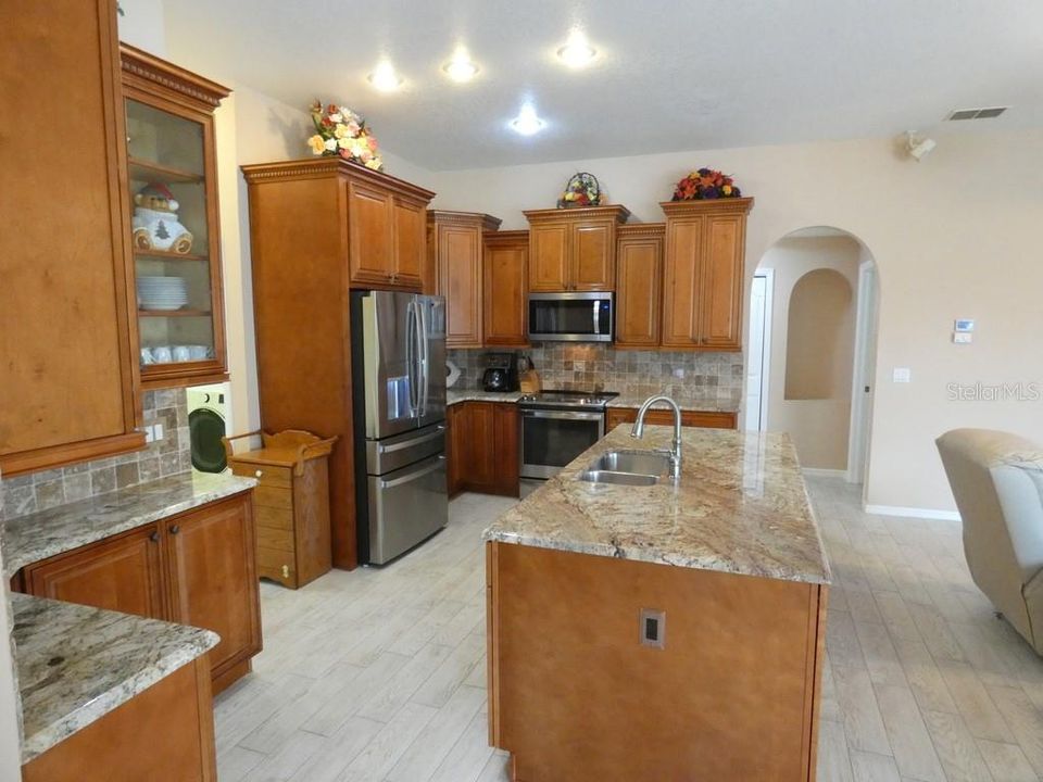 合同活跃: $459,900 (4 贝兹, 3 浴室, 2191 平方英尺)