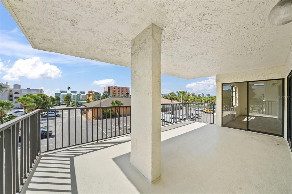 合同活跃: $399,900 (2 贝兹, 2 浴室, 1320 平方英尺)