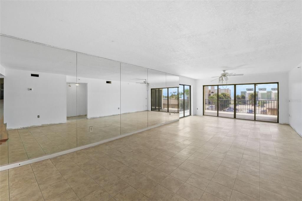 合同活跃: $399,900 (2 贝兹, 2 浴室, 1320 平方英尺)