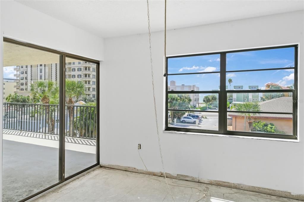 合同活跃: $399,900 (2 贝兹, 2 浴室, 1320 平方英尺)