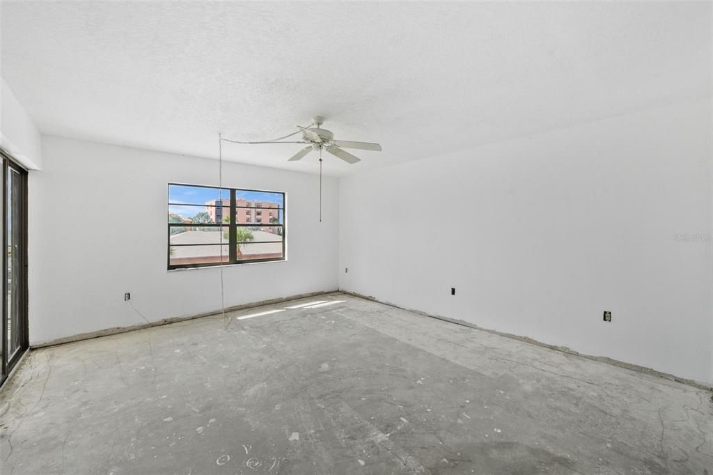 合同活跃: $399,900 (2 贝兹, 2 浴室, 1320 平方英尺)