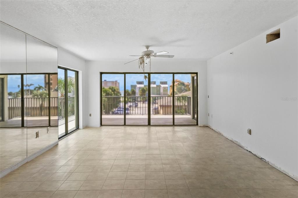 合同活跃: $399,900 (2 贝兹, 2 浴室, 1320 平方英尺)