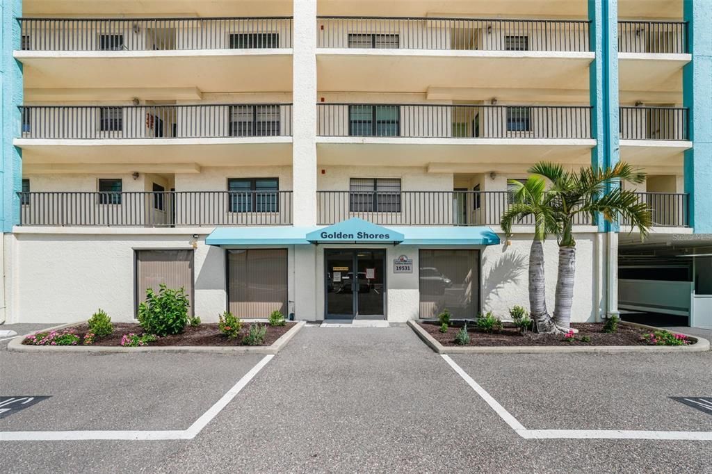 合同活跃: $399,900 (2 贝兹, 2 浴室, 1320 平方英尺)