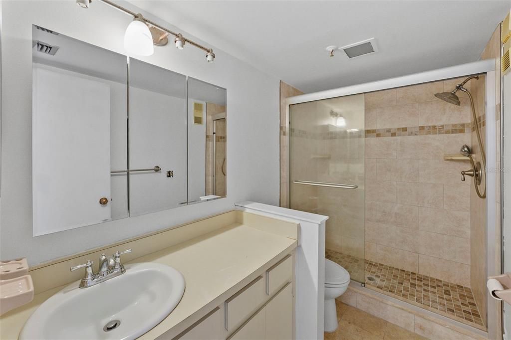 合同活跃: $399,900 (2 贝兹, 2 浴室, 1320 平方英尺)