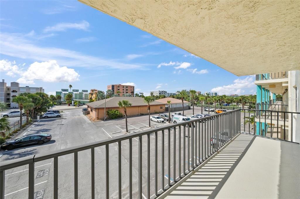 合同活跃: $399,900 (2 贝兹, 2 浴室, 1320 平方英尺)