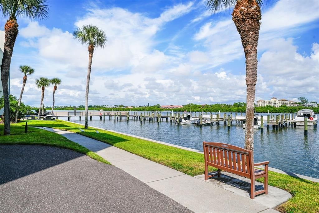 合同活跃: $399,900 (2 贝兹, 2 浴室, 1320 平方英尺)