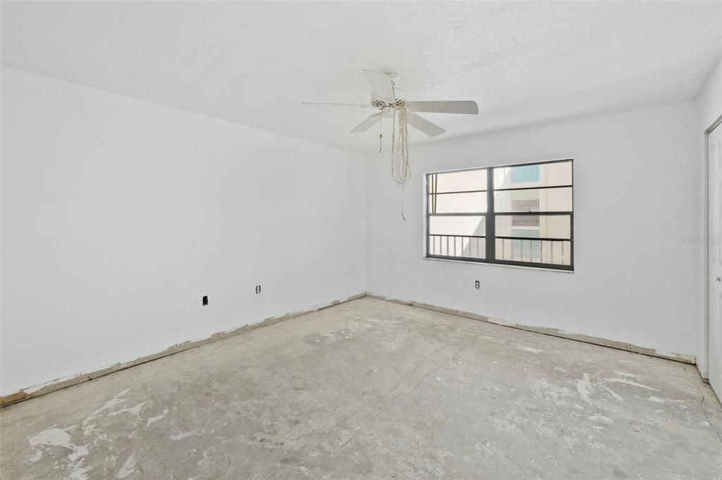 合同活跃: $399,900 (2 贝兹, 2 浴室, 1320 平方英尺)