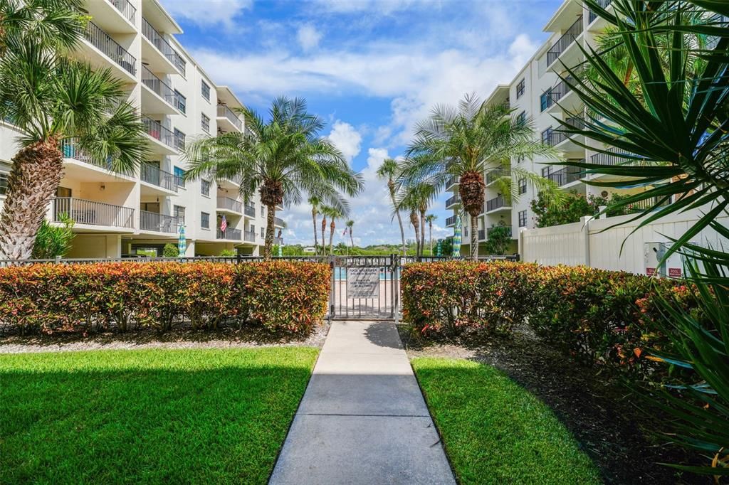 合同活跃: $399,900 (2 贝兹, 2 浴室, 1320 平方英尺)