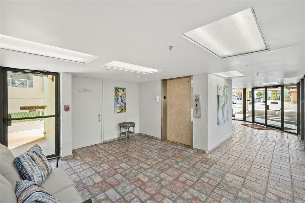 合同活跃: $399,900 (2 贝兹, 2 浴室, 1320 平方英尺)