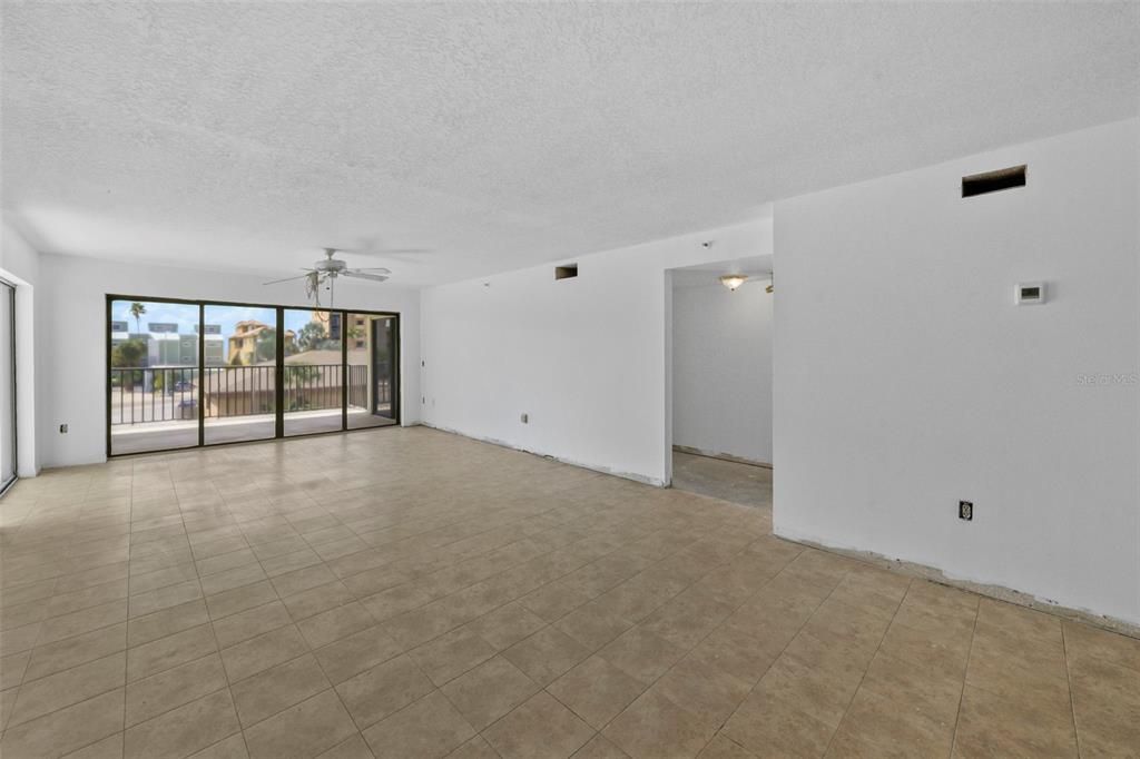 合同活跃: $399,900 (2 贝兹, 2 浴室, 1320 平方英尺)