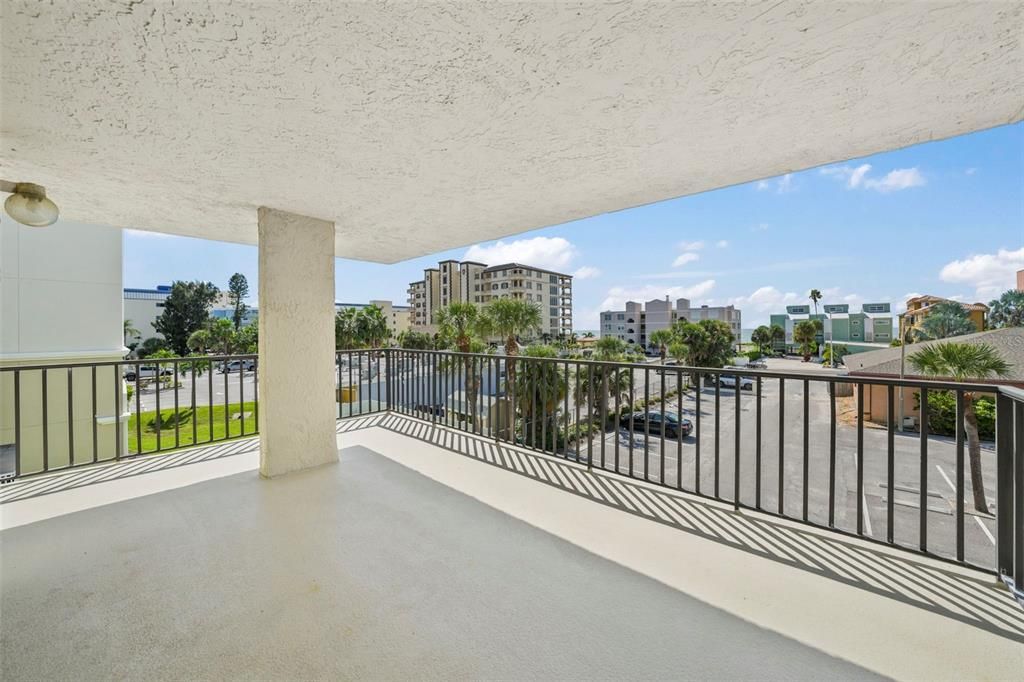 合同活跃: $399,900 (2 贝兹, 2 浴室, 1320 平方英尺)