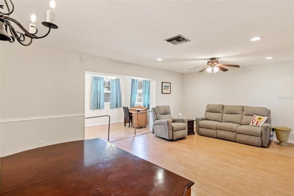 For Sale: $259,900 (3 beds, 2 baths, 1295 Square Feet)