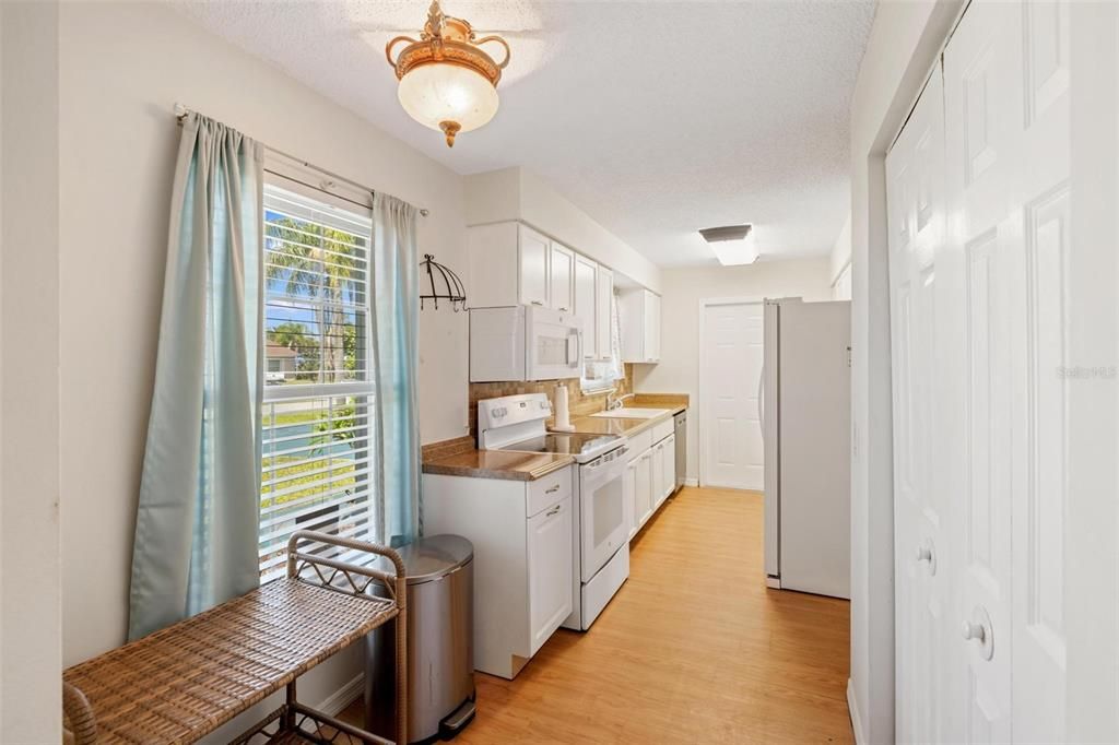 For Sale: $259,900 (3 beds, 2 baths, 1295 Square Feet)