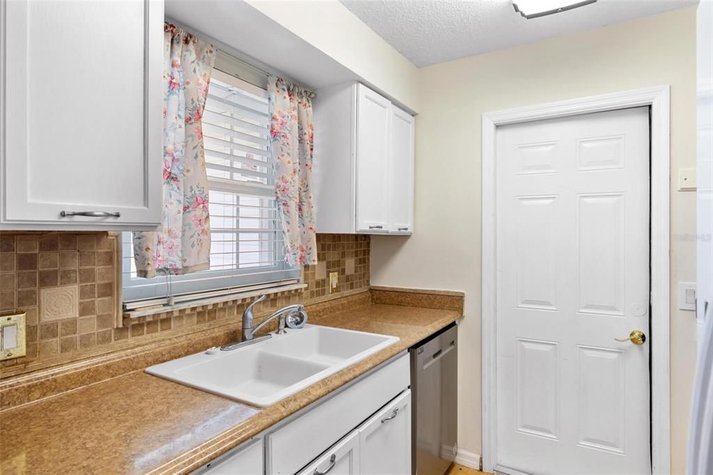 For Sale: $259,900 (3 beds, 2 baths, 1295 Square Feet)