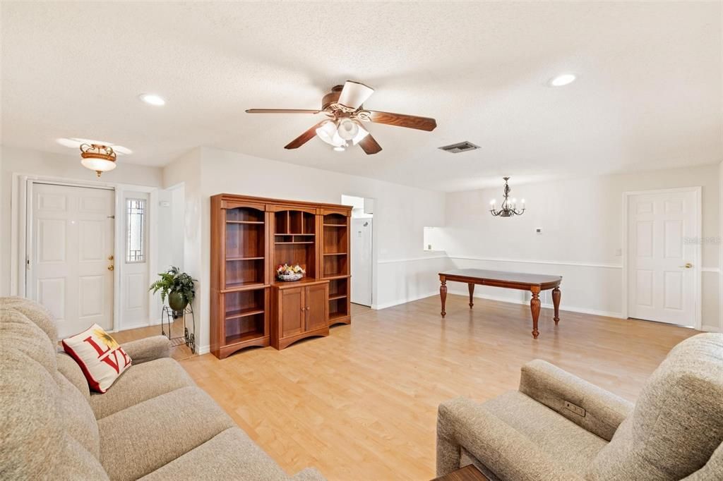 For Sale: $259,900 (3 beds, 2 baths, 1295 Square Feet)