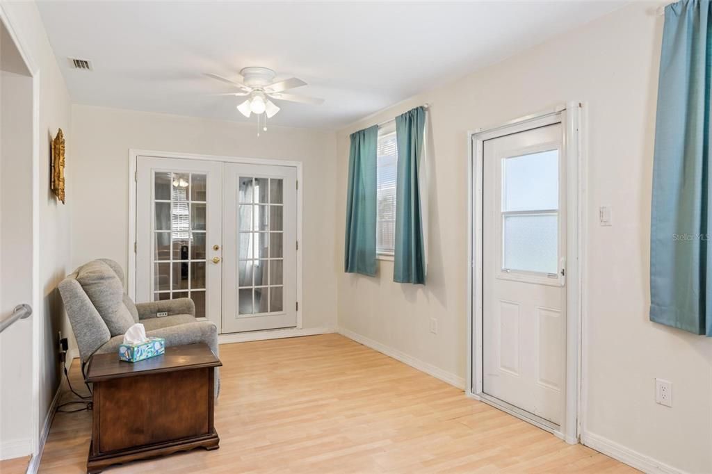 For Sale: $259,900 (3 beds, 2 baths, 1295 Square Feet)