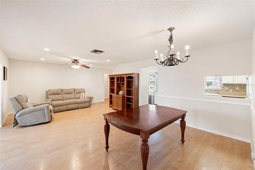 For Sale: $259,900 (3 beds, 2 baths, 1295 Square Feet)