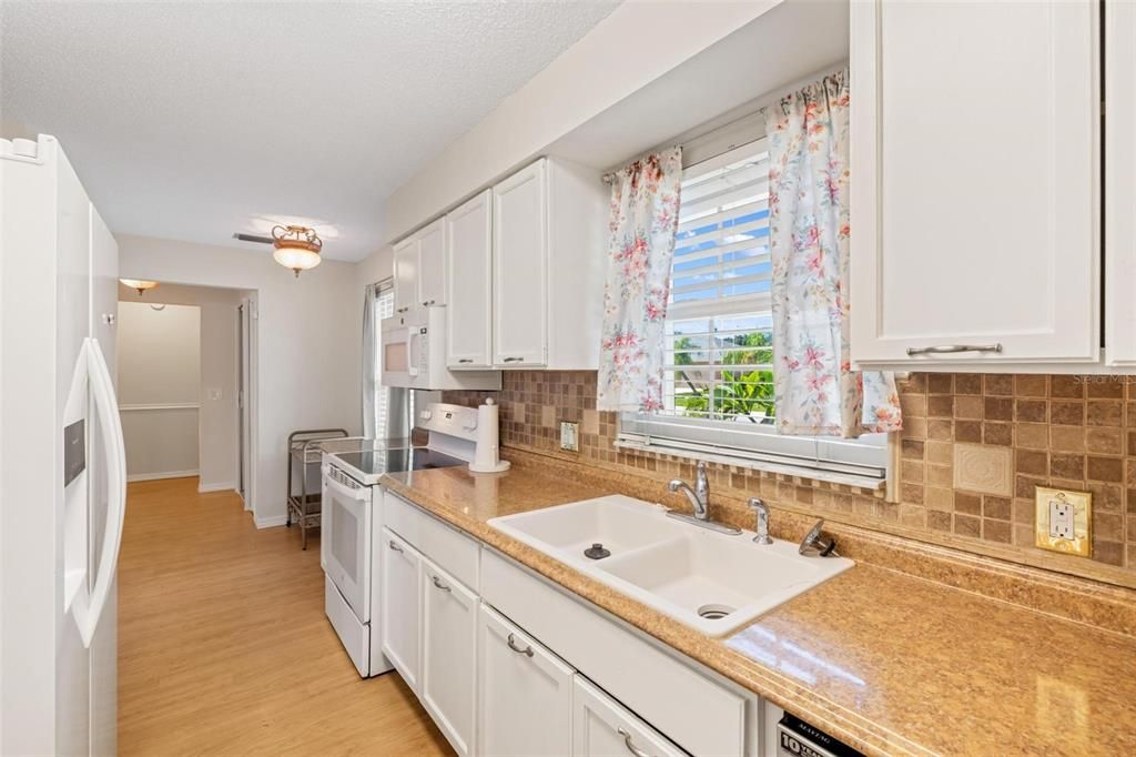 For Sale: $259,900 (3 beds, 2 baths, 1295 Square Feet)