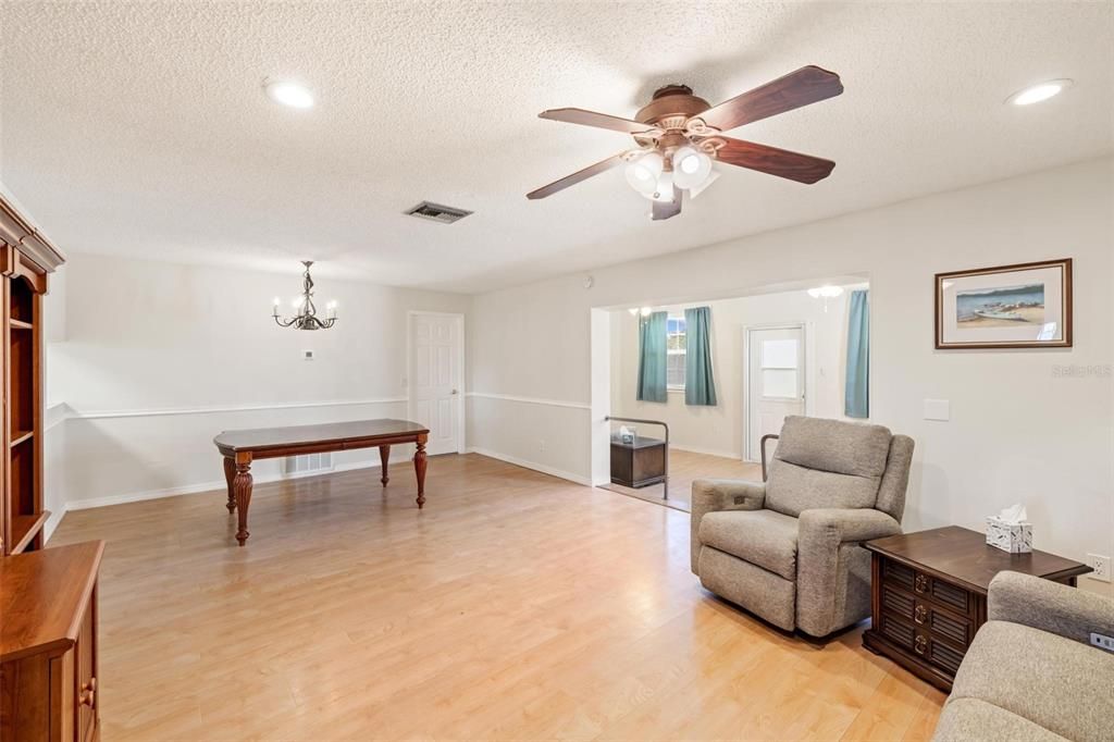 For Sale: $259,900 (3 beds, 2 baths, 1295 Square Feet)