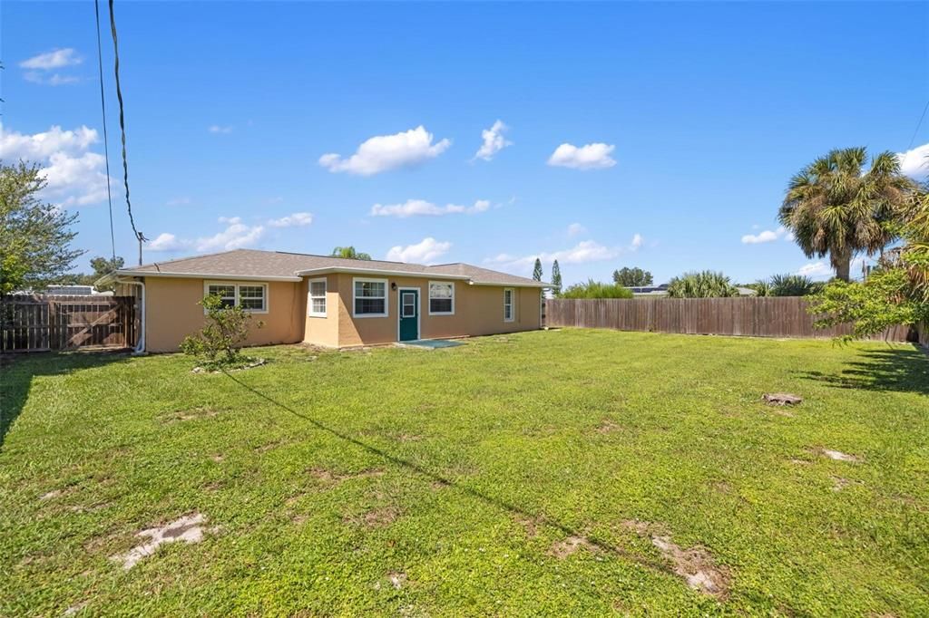 For Sale: $259,900 (3 beds, 2 baths, 1295 Square Feet)