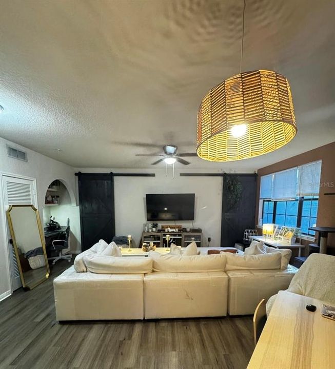 待售: $195,000 (1 贝兹, 1 浴室, 902 平方英尺)